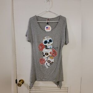 Gray T-Shirt with Skull and Rose Design